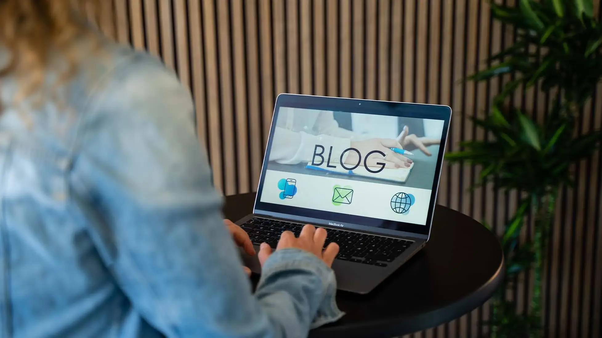 Clever Choice-medarbejder står ved en computerskærm med overskriften Blog